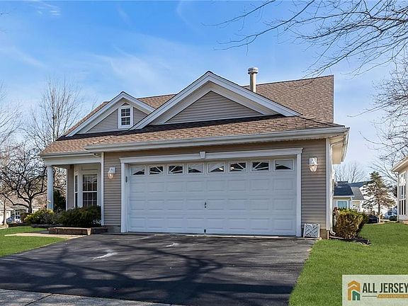 3rd image of 12 Bellflower Dr