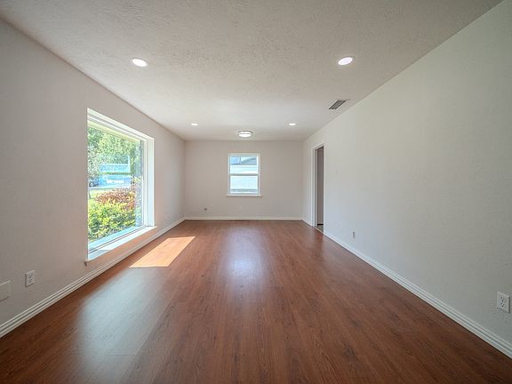 4th image of 2513 Belhaven Dr