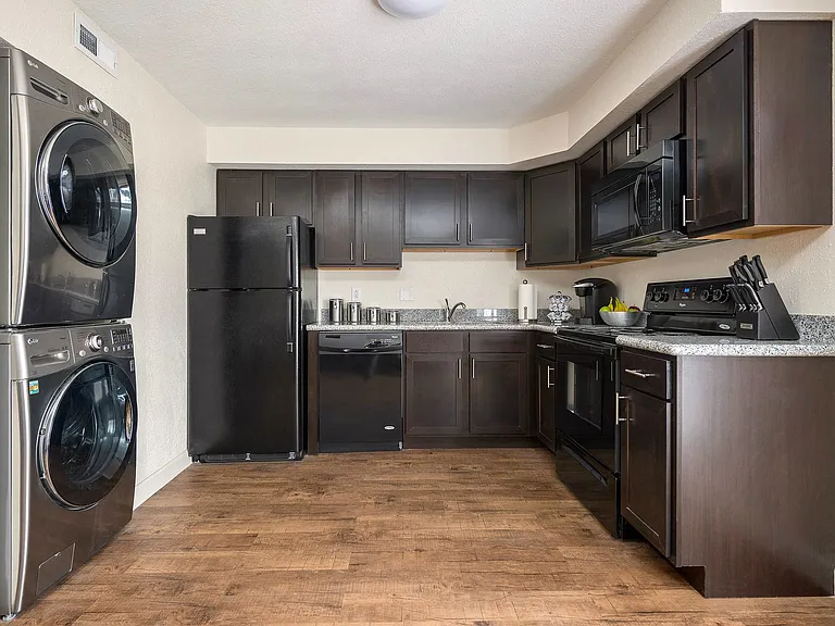 Green Door Apartments — Photo 123