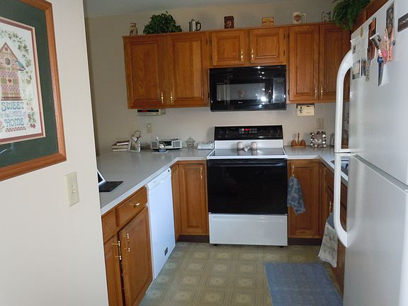 3rd image of 942 Laketown Dr