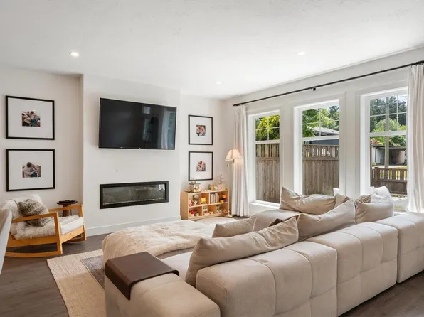 240 Woods Ave #B, Courtenay, BC V9N 3Y8