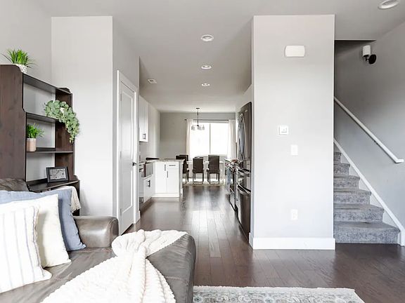 4th image of 1093 N Mariposa St