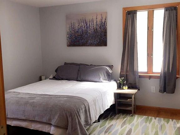 Bedroom w/ Queen Bed