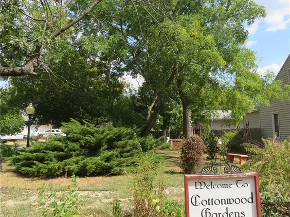 215 S Cottonwood St, Iola, KS 66749
