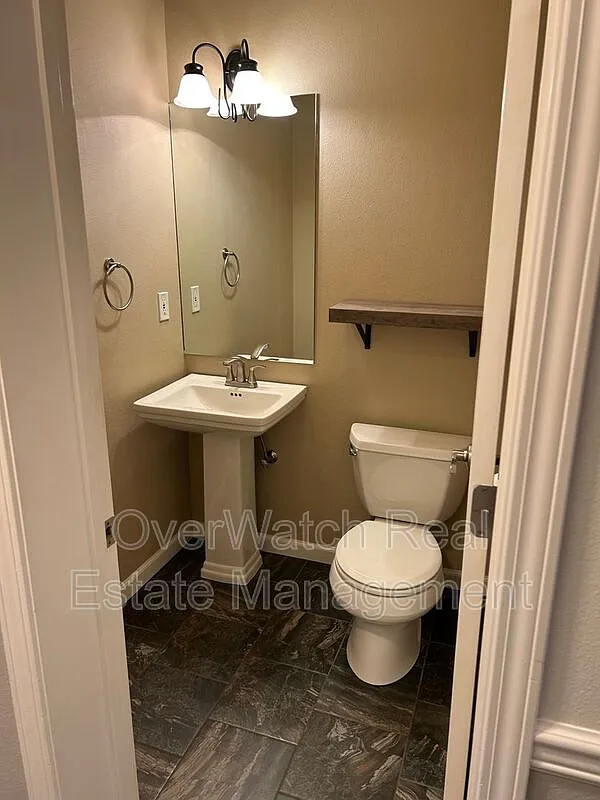4 bed, 2.5 bath, 2073 sqft, $3,900 — Photo 4