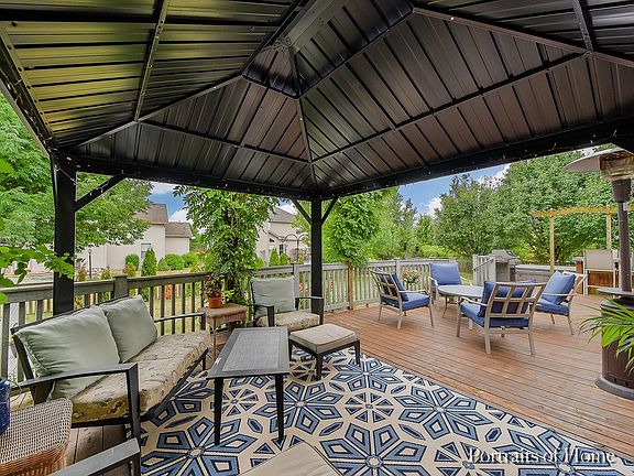 LARGE DECK FOR GREAT ENTERTAINING