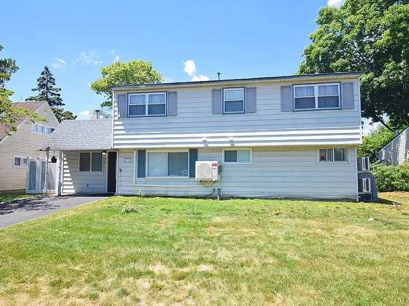 32 W Cabot Ln, Westbury, NY 11590