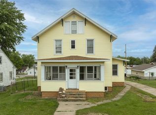 206 4th St, Victor, IA 52347
