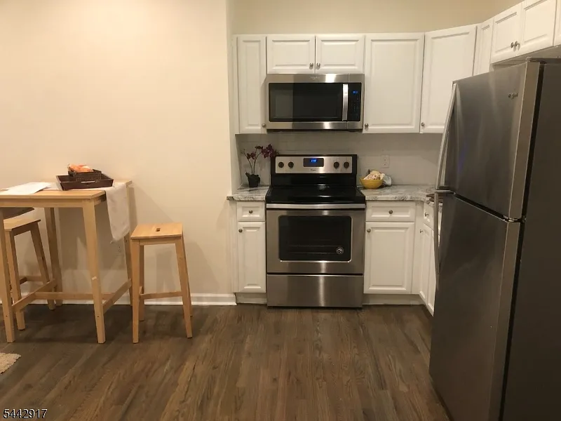 1 bed, 1.0 bath, $1,800 — Photo 3