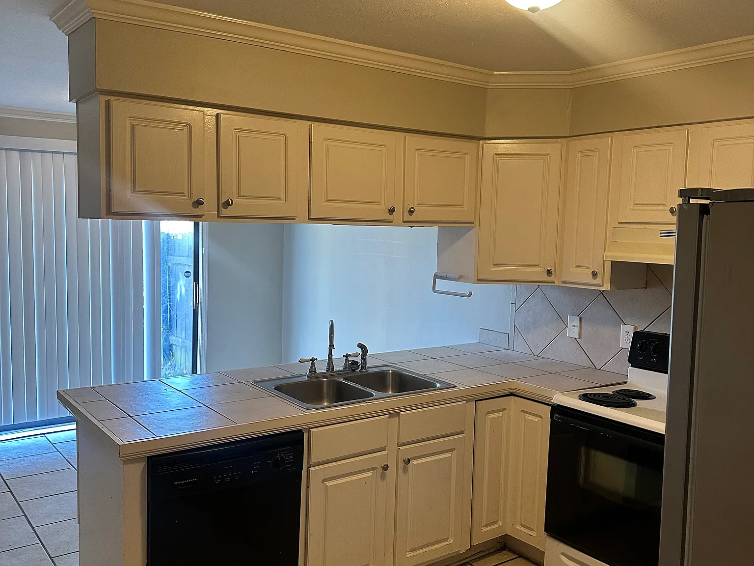 2 bed, 1.5 bath, 940 sqft, $1,350 — Photo 3