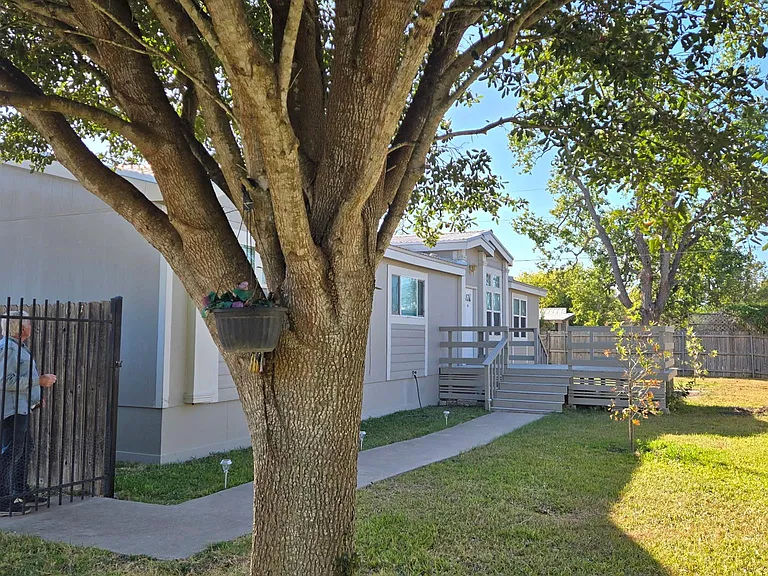 104 Ramirez St — Photo 2
