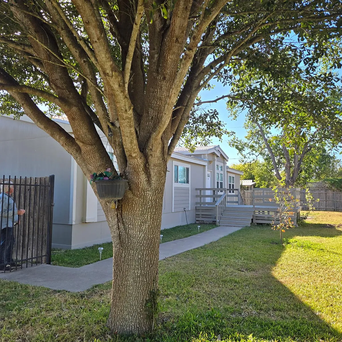 Building Photo - 104 Ramirez St
