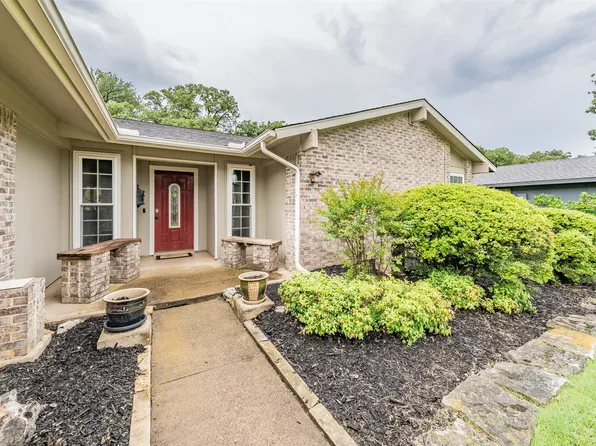 303 Shelmar Dr, Euless, TX 76039