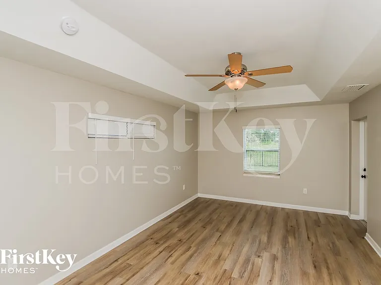 1932 Gloria Cir NE — Photo 8