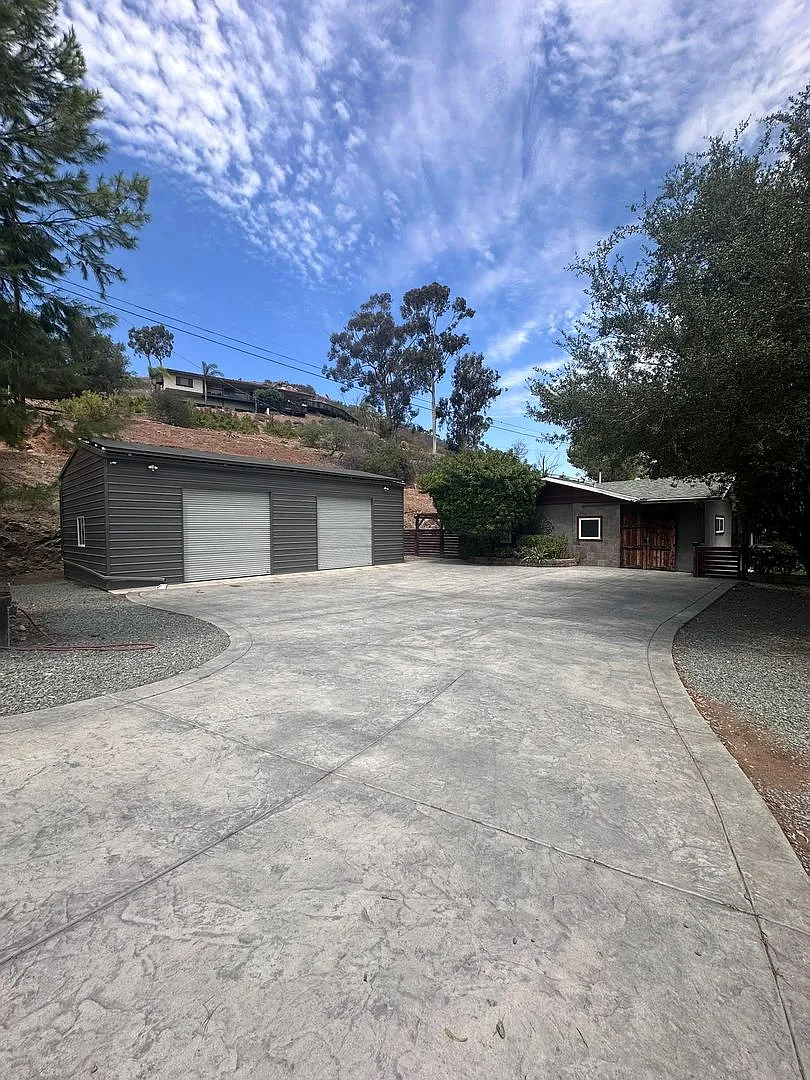 Rare opportunity, a gem in Eucalyptus Hills 3 bedroom, 3 bath home - Country living with a view! — Photo 2