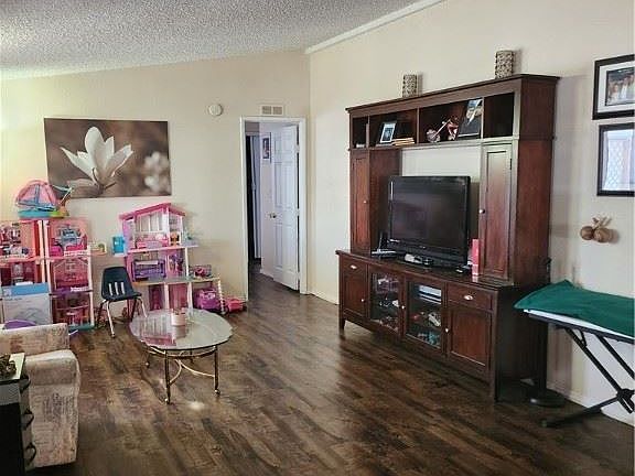 5th image of 2220 Jo Anne Ln