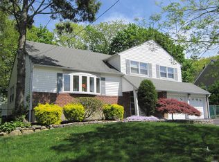 40 Robert Cir, Syosset, NY 11791