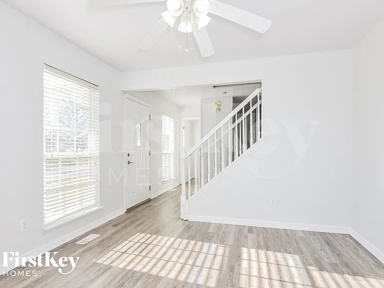 209 Royallsprings Pkwy — Photo 3