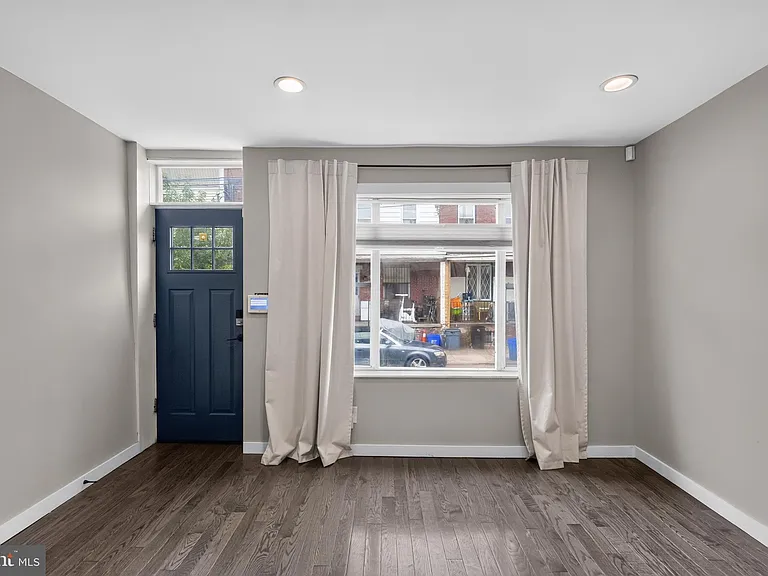 1911 S Lambert St — Photo 2