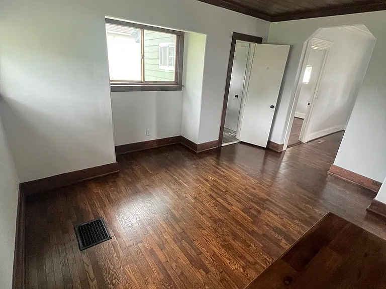 5637 Forest Ave — Photo 3