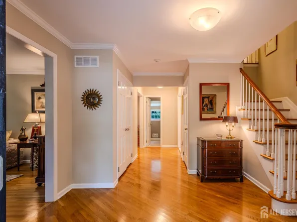 6 Burlington Ln, East Brunswick, NJ 08816