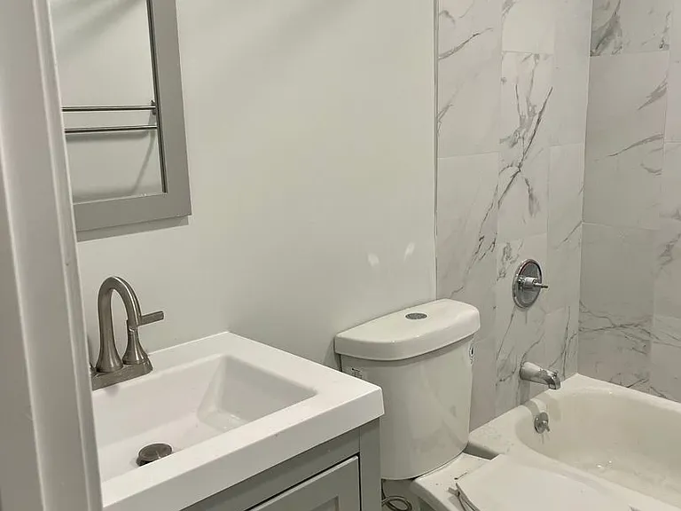 Stoneleigh Court Apartments — Photo 10