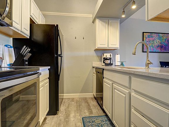 Vinyl floor, new appliances