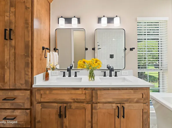 2042 Vista Dr, Lewisville, TX 75067