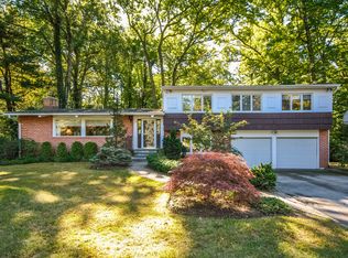 33 Wood Hollow Ln, New Rochelle, NY 10804