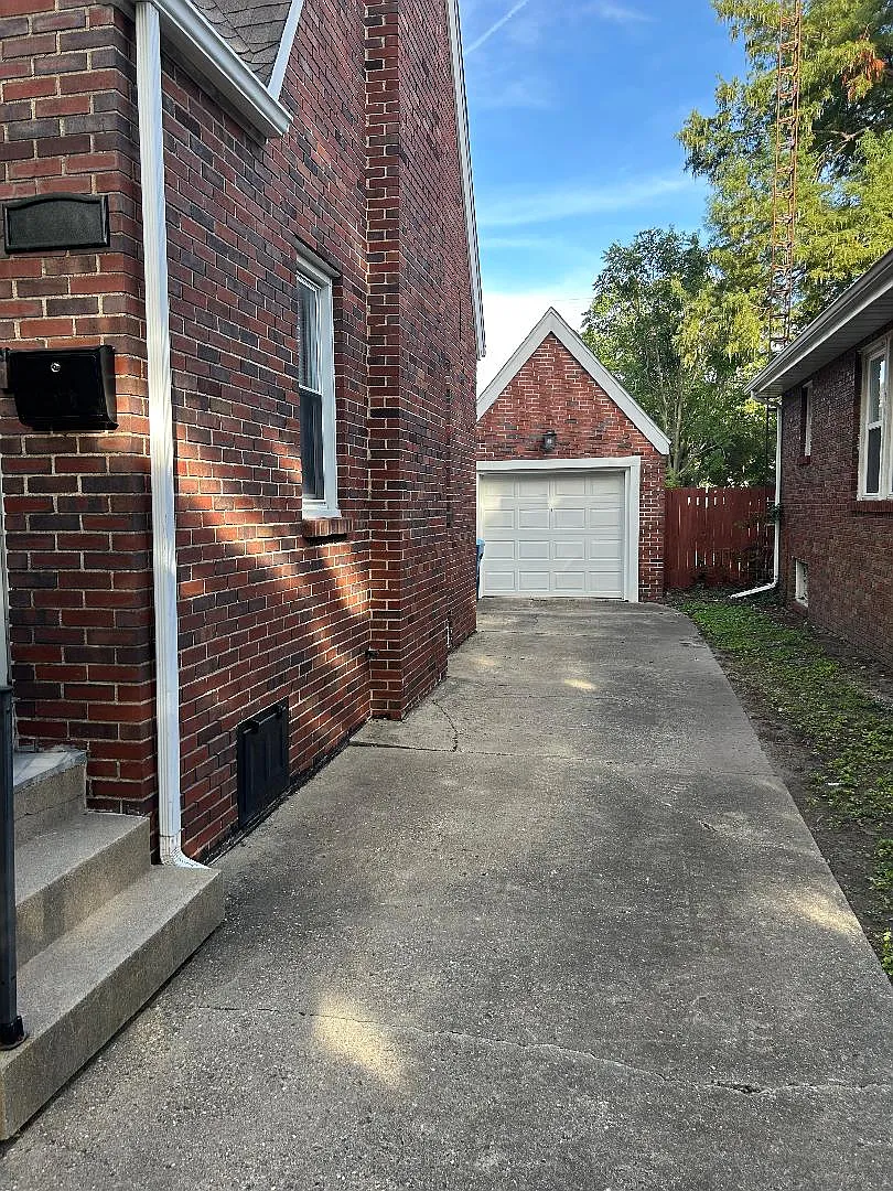 2 bed, 1.5 bath, 1100 sqft, $1,350 — Photo 3