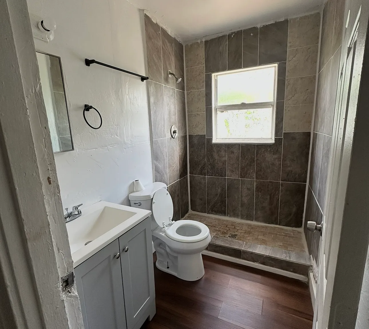 3 bed, 932 sqft, $1,490 — Photo 3