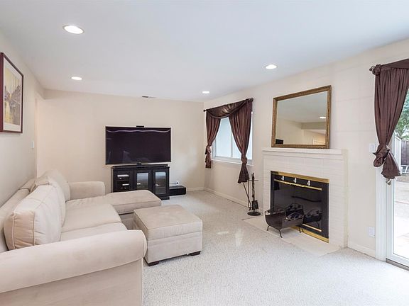 3rd image of 1058 Manhattan Ct
