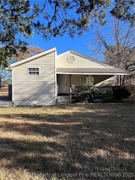 3 bed, 1.0 bath, 1299 sqft, $1,300 — Photo 2