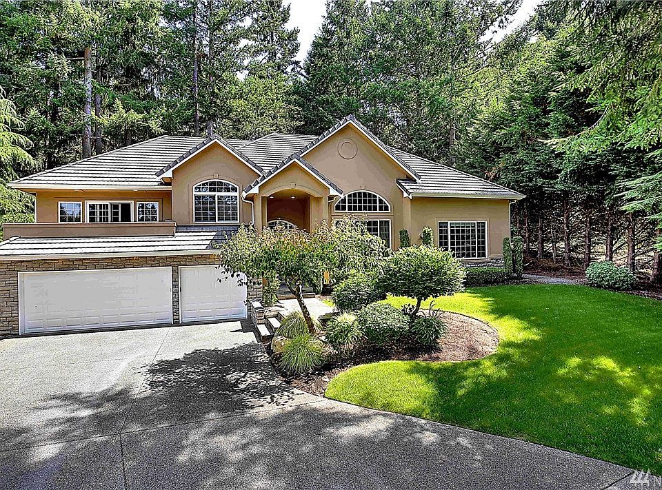 Custom multi-level home, 3,451 sq. ft. 3 bedrooms, office or 4th bedroom.