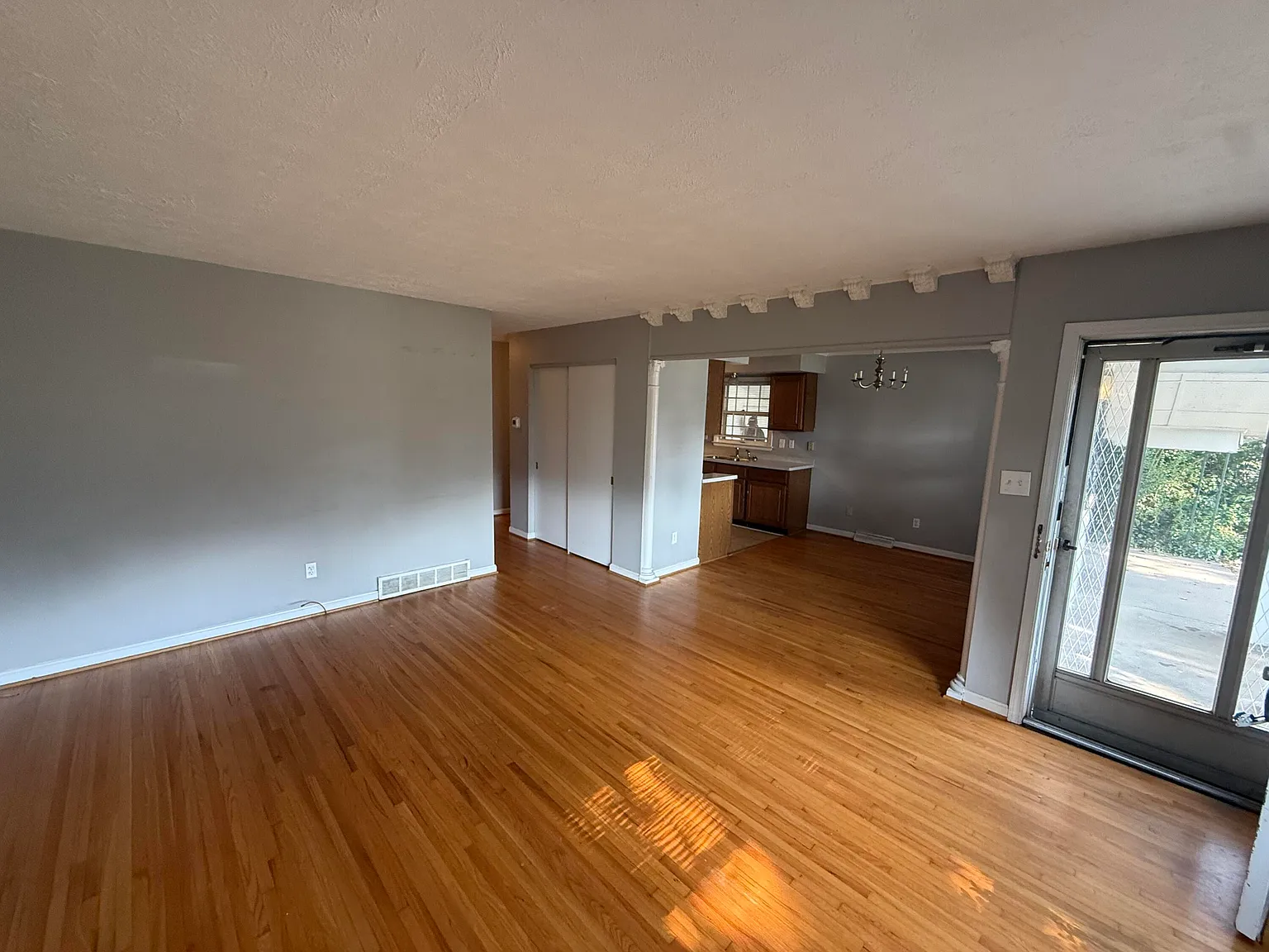 3 bed, 2.0 bath, 1374 sqft, $1,695 — Photo 2
