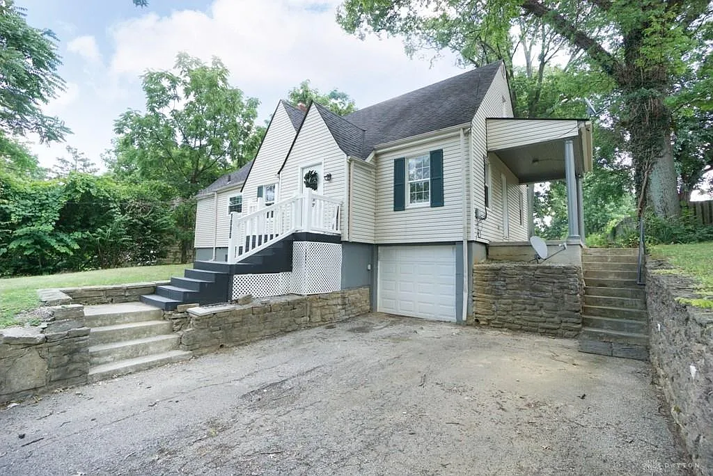 4 bed, 2.0 bath, 1856 sqft, $1,995 — Photo 2