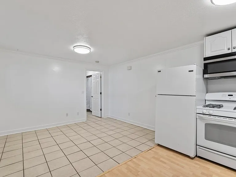 1076 Canyon Rd — Photo 6