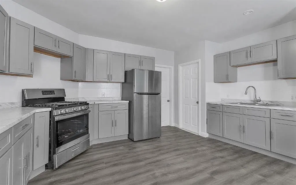 3 bed, 1.0 bath, 1400 sqft, $2,100 — Photo 1
