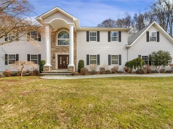 39 Country Knolls Lane, Mahopac, NY 10541