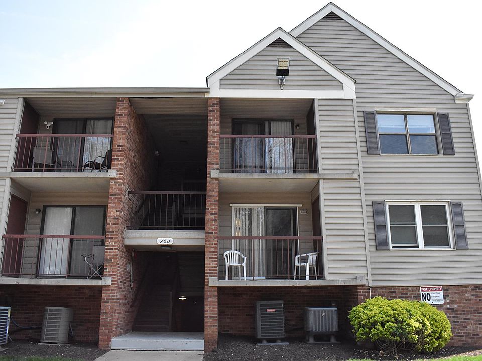 1st image of 200 Buckingham Ln