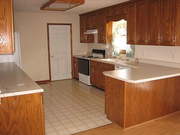 Great Kitchen w/plenty of cupboards