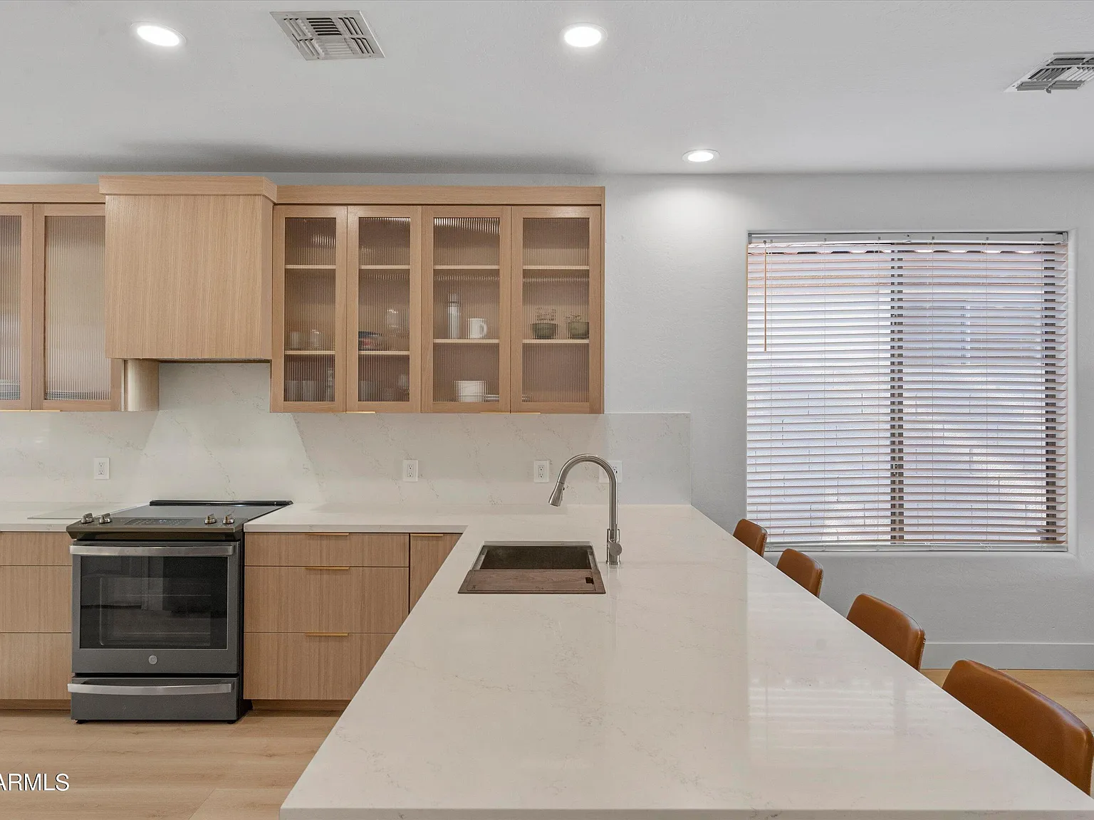 3 bed, 2.0 bath, 1638 sqft, $4,000 — Photo 2