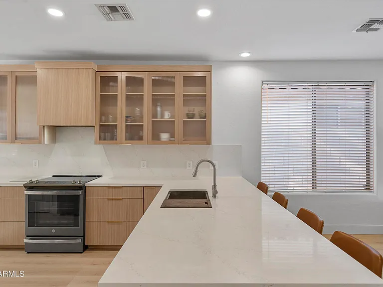 1084 E Susan Ln — Photo 2