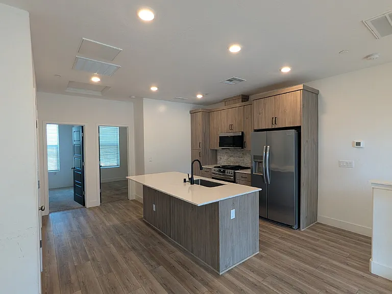 563 N Cindy Ln — Photo 2