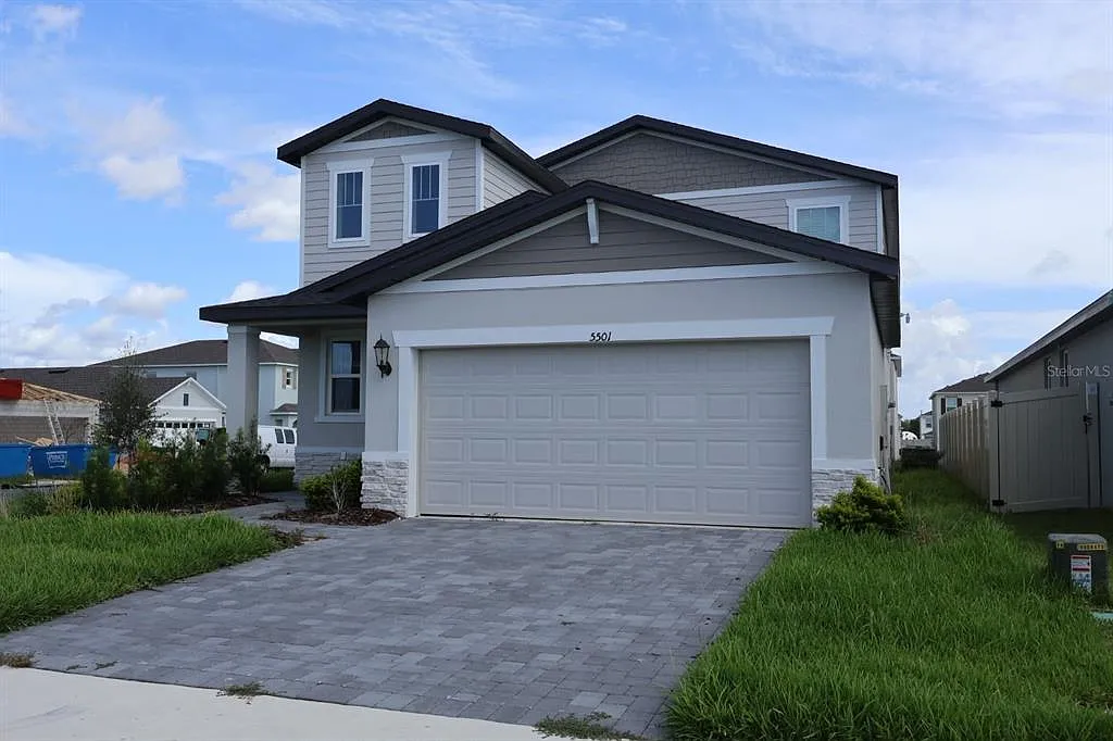 4 bed, 2.5 bath, 2631 sqft, $2,300 — Photo 2
