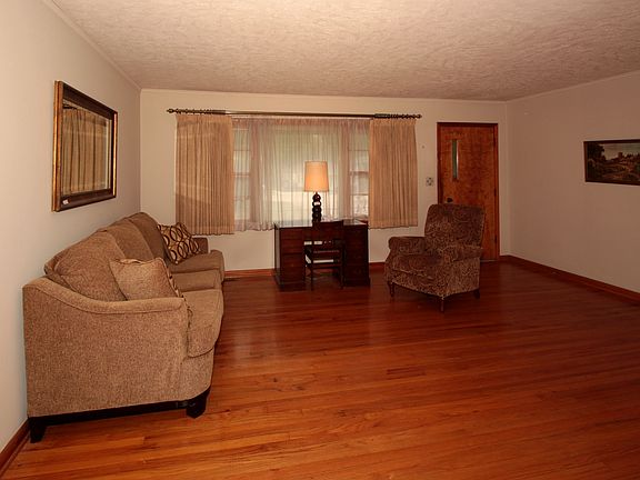 4th image of 108 E 11th St