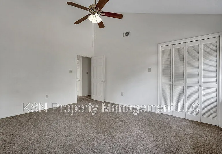 2220 E Victory Dr #24 — Photo 13