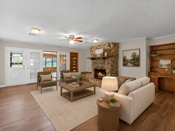 1717 Jones St, Alvin, TX 77511