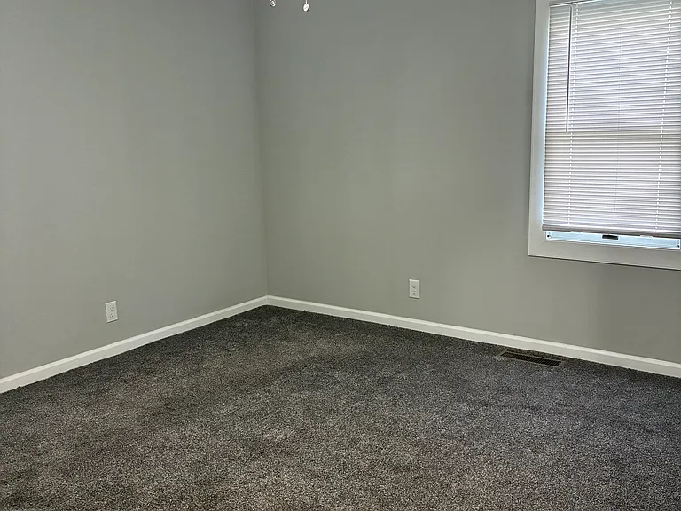 136 Flintstone Dr — Photo 6