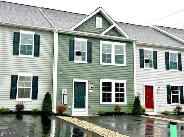 37 Needle Ct, Bunker Hill, WV 25413